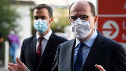 Le Premier ministre Jean Castex (au premier plan) et le ministre de la Santé, Olivier Véran, à Marseille, le 24&nbsp;octobre 2020. (NICOLAS TUCAT / AFP)
