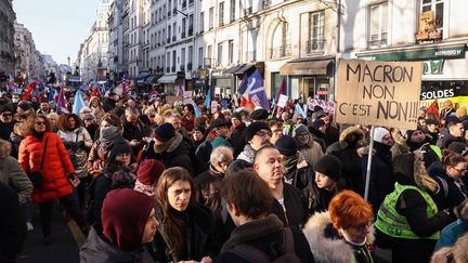 Des manifestants à Paris, le 21 janvier 2023. (THOMAS SAMSON / AFP)