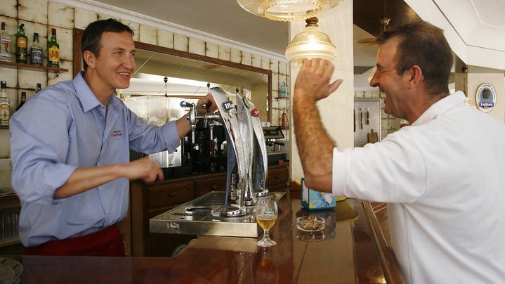 Michal Lotocki, propri&eacute;taire du Casa Pocho, &eacute;change des insultes avec un client, le 18 juin 2009, &agrave; Cullera (Espagne). (HEINO KALIS / REUTERS)