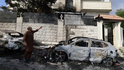 Un homme montre les dégâts au lendemain d'attaques menées par des colons palestiniens dans le village de Jit, en Cisjordanie occupée, le 16 août 2024. (JAAFAR ASHTIYEH / AFP)