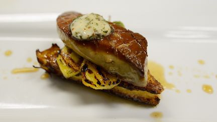 Un plat &agrave; base de foie gras dans un restaurant de Californie (Etats-Unis), le 29 juin 2012. (KEVORK DJANSEZIAN / GETTY IMAGES / AFP)