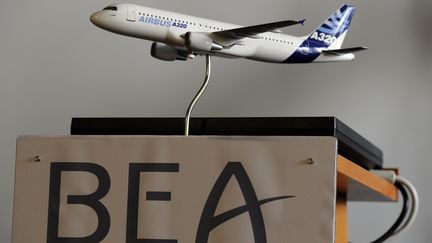 Le logo du BEA lors d'une conf&eacute;rence de presse, le 29 juillet 2011. Des enqu&ecirc;teurs vont participer aux recherches du vol disparu de la Malaysian Airlines. (BERTRAND GUAY / AFP)