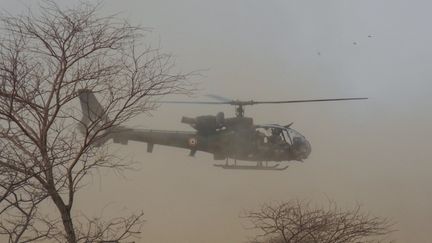 Un hélicoptère français de l'opération Barkhane au Mali, le 27 mars 2019. (DAPHNE BENOIT / AFP)