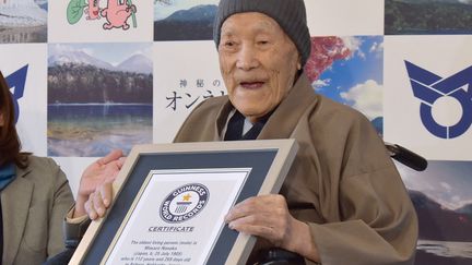 Masazo Nonaka, 112 ans, reçoit son&nbsp;certificat officiel du "Guinness des records" dans sa maison de Hokkaido (Japon), le 10 avril 2018. (JIJI PRESS / AFP)