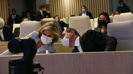 La présidente de la région Ile-de-France, Valérie Pécresse, et le Premier ministre Jean Castex, le 19 octobre 2020 à Paris. (QUENTIN DE GROEVE / HANS LUCAS / AFP)