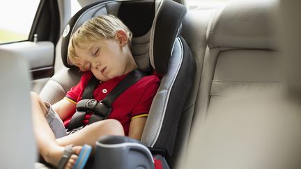 Un enfant dans un siège auto. Photo d'illustration. (ROBERTO WESTBROOK / TETRA IMAGES RF / GETTYIMAGES)