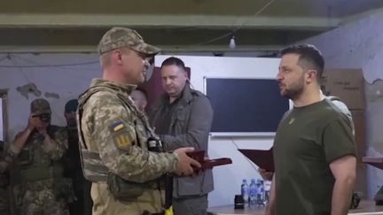 Pour la première fois depuis le début de la guerre, le président ukrainien Volodymyr Zelensky s’est rendu à Mykolaïv et à Odessa, dans le sud de l’Ukraine, afin de récompenser des militaires. (franceinfo)