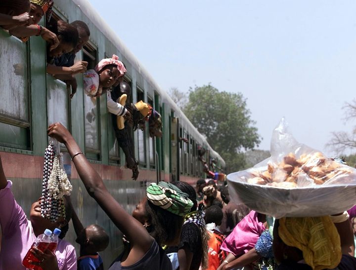 Train express Dakar-Bamako, le 7 avril 2002 en gare de Thies. Ce train reliait jusqu'en 2015 les deux capitales deux fois par semaine. L'infrastructure date de l'époque coloniale et n'a pas été modernisée depuis.&nbsp; (SEYLLOU DIALLO / AFP)