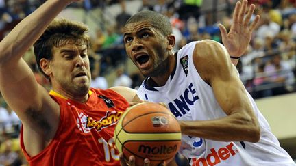 Marc Gasol tente de stopper Nicolas Batum (FRANCK FIFE / AFP)