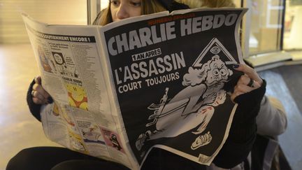 Le numéro spécial de "Charlie Hebdo", sorti le 6 janvier 2016, soit un an après les attentats terroristes qui ont fait 12 victimes dans la rédaction du journal.&nbsp; (ARTUR WIDAK / NURPHOTO)