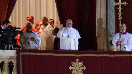 Apr&egrave;s plus d'une heure d'attente, Fran&ccedil;ois Ier a enfin pu s'avancer sur le balcon de la basilique, pour saluer la foule. (FILIPPO MONTEFORTE / AFP)