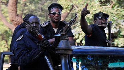 sur le qui-vive patrouillent dans la capitale. ( AFP PHOTO / ISSOUF SANOGO)