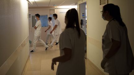 Des soignants dans les couloirs d'une unité de soins intensifs, à Nantes (Loire-Atlantique), le 19 mai 2020.&nbsp; (LOIC VENANCE / AFP)