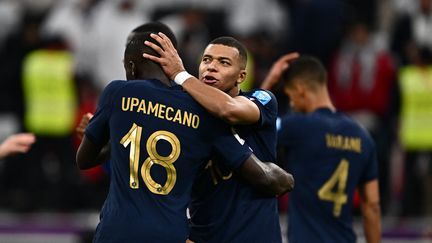 Dayot Upamecano et Kylian Mbappé, lors du match Angleterre-France, en quart de finale de la Coupe du monde de football au Qatar, samedi 10 décembre 2022. (GABRIEL BOUYS / AFP)