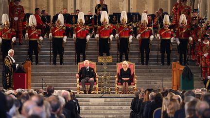 Le roi Charles III et Camilla la reine consort sont reçus par les parlementaires britanniques au palais de Westminster à Londres le 12 septembre. (IAN VOGLER / POOL)