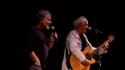 Joël Bats accompagne Maxime Le Forestier lors du Foot-Concert 2012 à Lyon
 (France 3 / Culturebox)