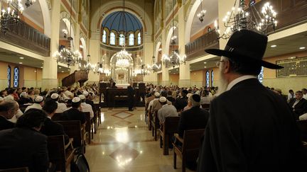  (Les lieux de culte, comme ici la Grande synagogue de la rue Breteuil à Marseille, pourront faire l'objet d'une surveillance renforcée © Maxppp/Frédéric Speich)