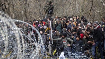 Des migrants à la frontière entre la Turquie et la Grèce, le 2 mars 2020. (GOKHAN BALCI / ANADOLU AGENCY / AFP)