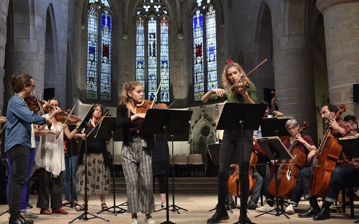 Manon Galy et Clara Garde, de l'Académie Jaroussky, en répétition du concert Bach Vivaldi le 14 sepembre 2019. Sur la gauche, Julien Chauvin à la tête du Concert de la Loge.&nbsp; (BERTRAND PICHENE)