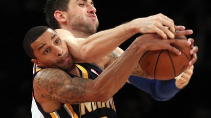 George Hill (B) des Indiana Pacers &agrave; la lutte pour le ballon avec le joueur des Knicks de New York Andrea Bargnani (H) lors d'un match au Madison Square Garden &agrave; New York (Etats-Unis), le 20 novembre 2013. (USA TODAY SPORTS / REUTERS)