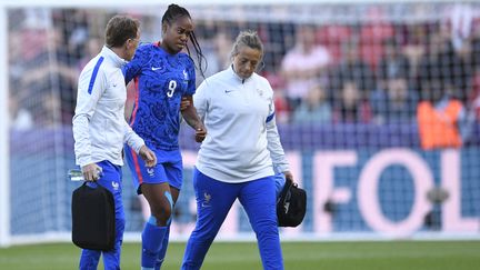 L'attaquante des Bleues, Marie-Antoinette Katoto, sort sur blessure touchée aux croisés lors de l'Euro, le 14 juillet 2022. (OLI SCARFF / AFP)