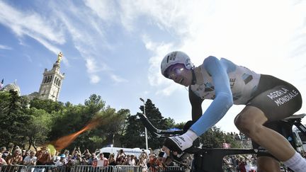 Le Français Romain Bardet (AG2R-La Mondiale) dans les rues de Marseille lors du contre-la-montre de 22,5 kilomètres, théâtre de la 20e étape du Tour de France 2017. (JEFF PACHOUD / AFP)