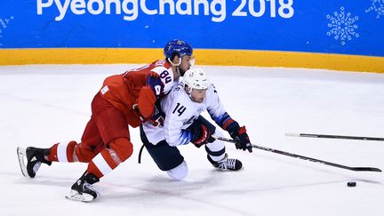 Kundratek à la lutte avec Little (BRENDAN SMIALOWSKI / AFP)