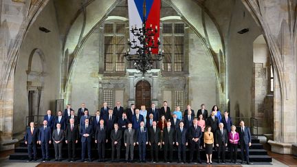 Les dirigeants de la Communauté politique européenne (CPE), le 6 octobre à Prague, en République-Tchèque. (JOE KLAMAR / AFP)