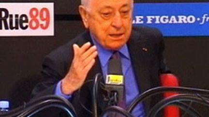 Pierre Bergé lors de son intervention controversée sur le Téléthon, sur France-Info, le 21 novembre 2009 (France 3)