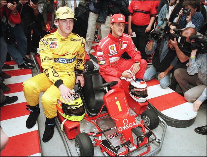 Les fr&egrave;res Ralf et Michael Schumacher lors d'une comp&eacute;tition de karting, &agrave; Kerpen (Allemagne), le 21 juillet 1997. (OLIVER MULTHAUP / DPA)