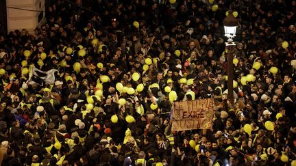 Des "gilets jaunes" sur les Champs-Elysées à Paris, le 31 décembre 2018. (THOMAS SAMSON / AFP)