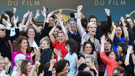 82. C'est le nombre de réalisatrices en compétition pendant 70 ans de Festival de Cannes contre plus de 1600 hommes. C'est aussi le nombre symbolique de femmes qui ont monté les marches samedi après-midi pour demander l'égalité dans le mileu du cinéma.
 (Alberto PIZZOLI / AFP)