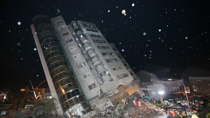 Un immeuble menace de s'effondrer, le 7 février 2018, au lendemain du séisme qui a frappé la ville de Hualien (Taïwan). (JUN YASUKAWA / YOMIURI / AFP)