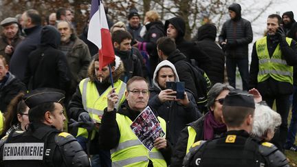 Des "gilets jaunes" rassemblés à Grand Bourgtheroulde (Eure), le 15 janvier 2019. (CHARLY TRIBALLEAU / AFP)