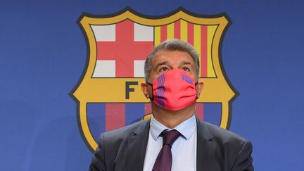 Joan Laporta, le président du FC Barcelone, lors d'une conférence de presse présentant l'audit&nbsp;sur les&nbsp;finances du club catalan, le 1er février 2022 (LLUIS GENE / AFP)