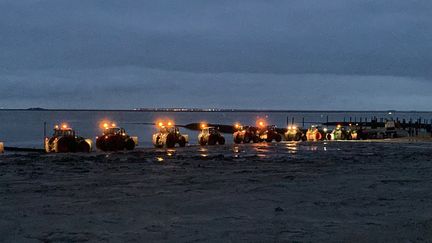 Le 4 janvier 2024, des agriculteurs avec des tracteurs se sont rendus sur un quai de ferry pour empêcher le vice-chancelier Robert Habeck de débarquer, à Schlüttsiel dans le Schleswig-Holstein. (HAGEN WOHLFAHRT / SCHLESWIG-HOLSTEINISCHER ZEITUNG)