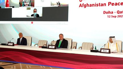 Le secrétaire d'Etat américain, Mike Pompeo (au centre), assiste à l'ouverture des négociations entre les talibans et le gouvernement afghan, le 12 septembre 2020 à Doha (Qatar). (KARIM JAAFAR / AFP)