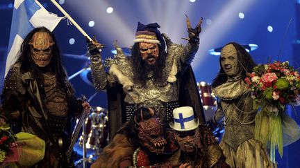 Le groupe finlandais Lordi&nbsp;f&ecirc;te sa victoire &agrave; l'Eurovision, &agrave; Ath&egrave;nes (Gr&egrave;ce), le 20 mai 2006. (ARIS MESSINIS / AFP)