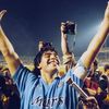 Diego Maradona, meneur de jeu de Naples, fête la victoire de son club en finale de la Coupe de l'UEFA, le 17 mai 1989, à Stuttgart (Allemagne). (PICTURE ALLIANCE / GETTY IMAGES)