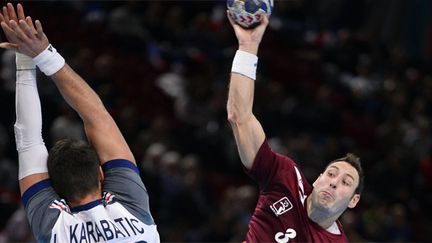 Bertrand Roiné (Qatar) opposé à Luka Karabatic (France), en match de la Golden League à Bercy (en janvier 2014) (LIONEL BONAVENTURE / AFP)