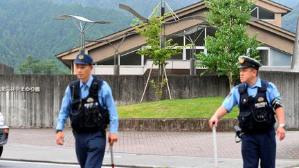 Des officiers de police devant le centre pour handicapés à Sagamihara (Japon), où un homme a attaqué à l'arme blanche au moins 15 personnes, mardi 26 juillet 2016. (KYODO KYODO / REUTERS)