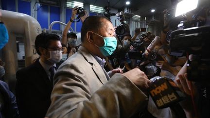 Le patron de presse hongkongais Jimmy Lai&nbsp;est ressorti libre d'un commissariat de police de Hong Kong, le 11 août 2020, au milieu d'une foule de partisans qui ont salué sa victoire. (EYEPRESS NEWS / AFP)