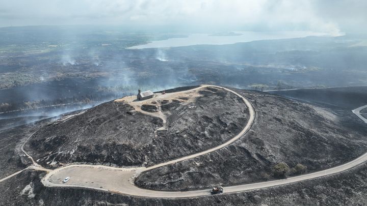 Vue aérienne de la chapelle Saint-Michel de Brasparts, le 20 juillet 2022, deux jours après l'incendie qui a touché les Monts d'Arrée (Finistère). (MAXPPP)