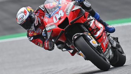 Andrea Dovizioso (Ducati) dans ses oeuvres sur le tracé de Spielberg en Autriche (JOE KLAMAR / AFP)