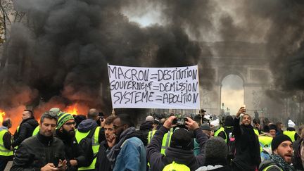 Manifestation des "gilets jaunes" à Paris, le 24 novembre 2018. (GRÉGOIRE LECALOT / FRANCE-INFO)