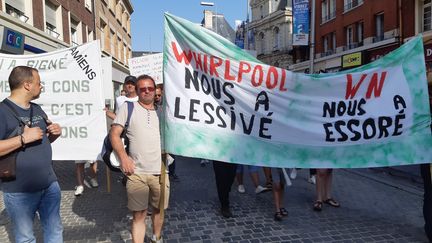 Des salariés de WN manifestent à Amiens le 26 juillet 2019. Banderole "Whirlpool nous a lessivé - WN nous a essoré".&nbsp; (CLAUDIA CALMEL / FRANCE-BLEU PICARDIE)