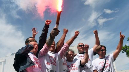 Des salari&eacute;s de Fralib f&ecirc;tent l'obtention de 20 millions d'euros de la part d'Unilever pour cr&eacute;er leur coop&eacute;rative, le 27 mai 2014 &agrave; G&eacute;menos (Bouches-du-Rh&ocirc;ne).&nbsp; (ANNE-CHRISTINE POUJOULAT / AFP)