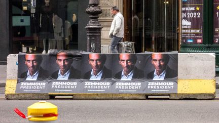 Campagne d'affichage pour une candidature d'Eric Zemmour à la présidentielle, en juin 2021. (BRUNO LEVESQUE / MAXPPP)