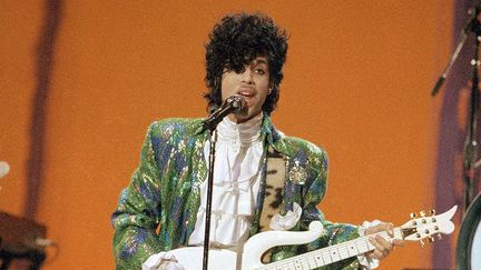 Prince sur scène à Los Angeles, aux American Music Awards, le 28 janvier 1985
 ( Doug Pizac / AP / Sipa)