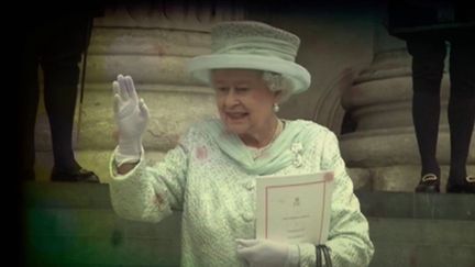 Après la disparition d’Elizabeth II, le Royaume-Uni entre dans une longue période de deuil, avec des hommages et des cérémonies.&nbsp;Le protocole avait été anticipé depuis longtemps et conçu par la reine elle-même. (FRANCE 2)